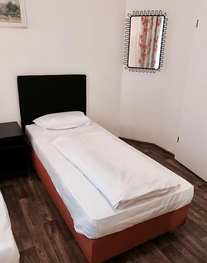 Pension Alpha - Frankfurt City Central Station Frankfurt am Main 3*,